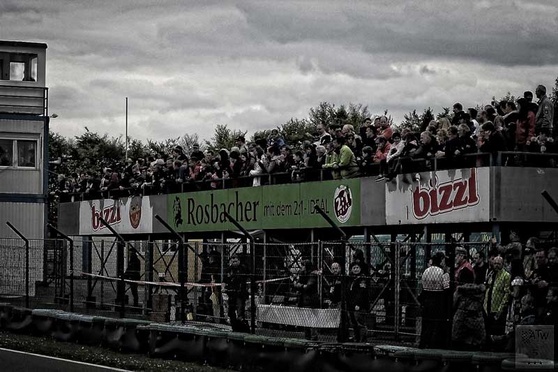 Viele viele Zuschauer auf der Haupttribüne